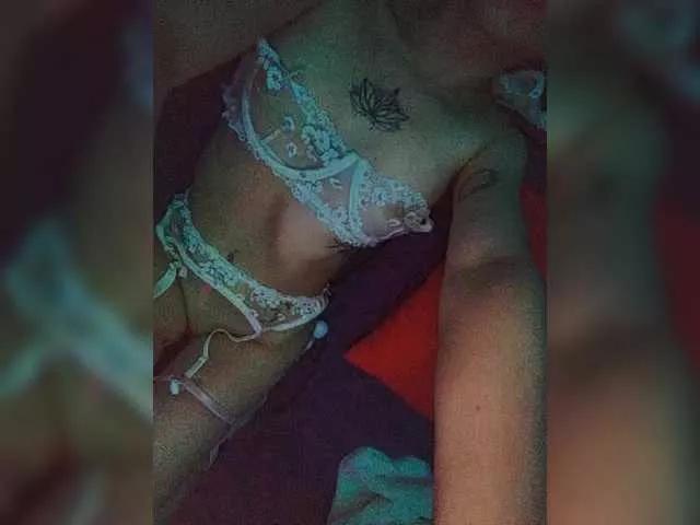 Kri13Max on BongaCams 