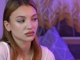 queeniehartell on CamSoda 