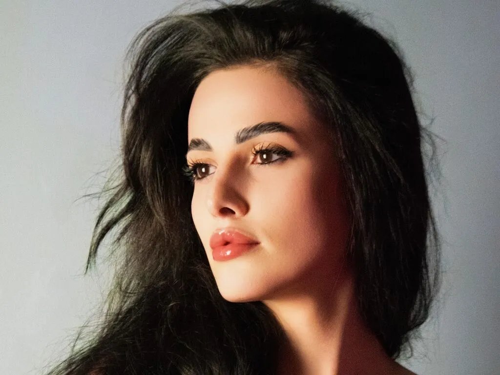 NadineRayley — I love deep silence, slow nights, and anything that feels luxurious and magnetic.