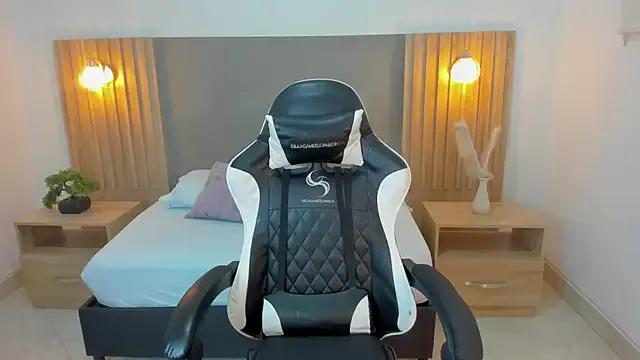 emma_fhox on StripChat 