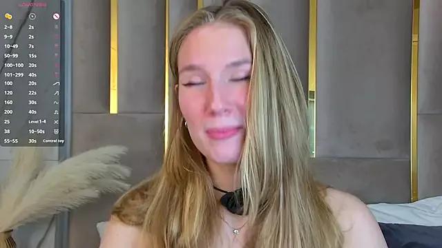 LeslieMines on StripChat 