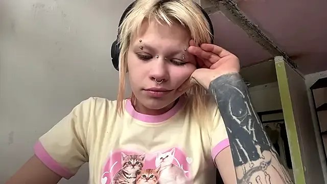 MeowMixer — fingering my naughty pussy