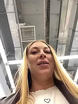 Sweet___Emily — touch pussy near rand men ?